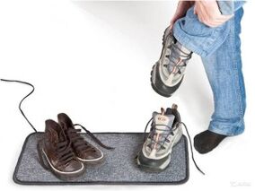 Nasse Schuhe als Ursache für die Entstehung von Zehennagelpilz.